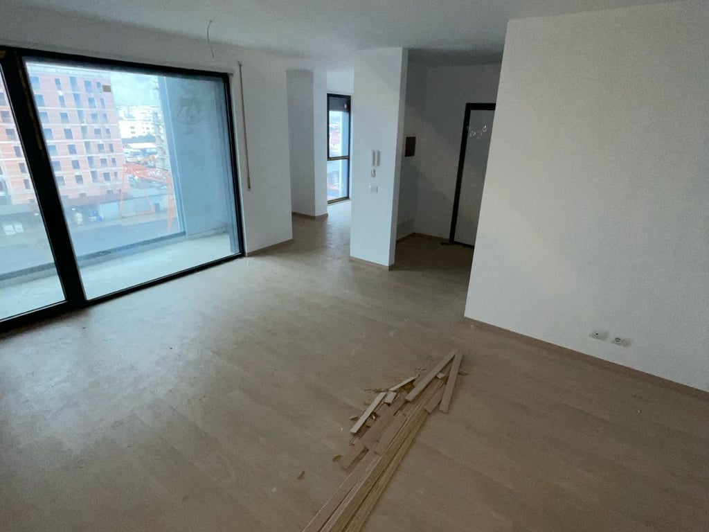 Shitet apartament 2+1 tek akses tirana