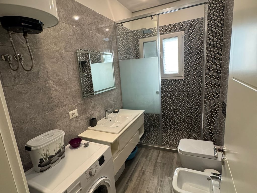 JEPET ME QIRA APARTMENT 2+1+2 TUALETE +2 BALLKONE, PRANE SPITALIT NENE TEREZA, TIRANE
