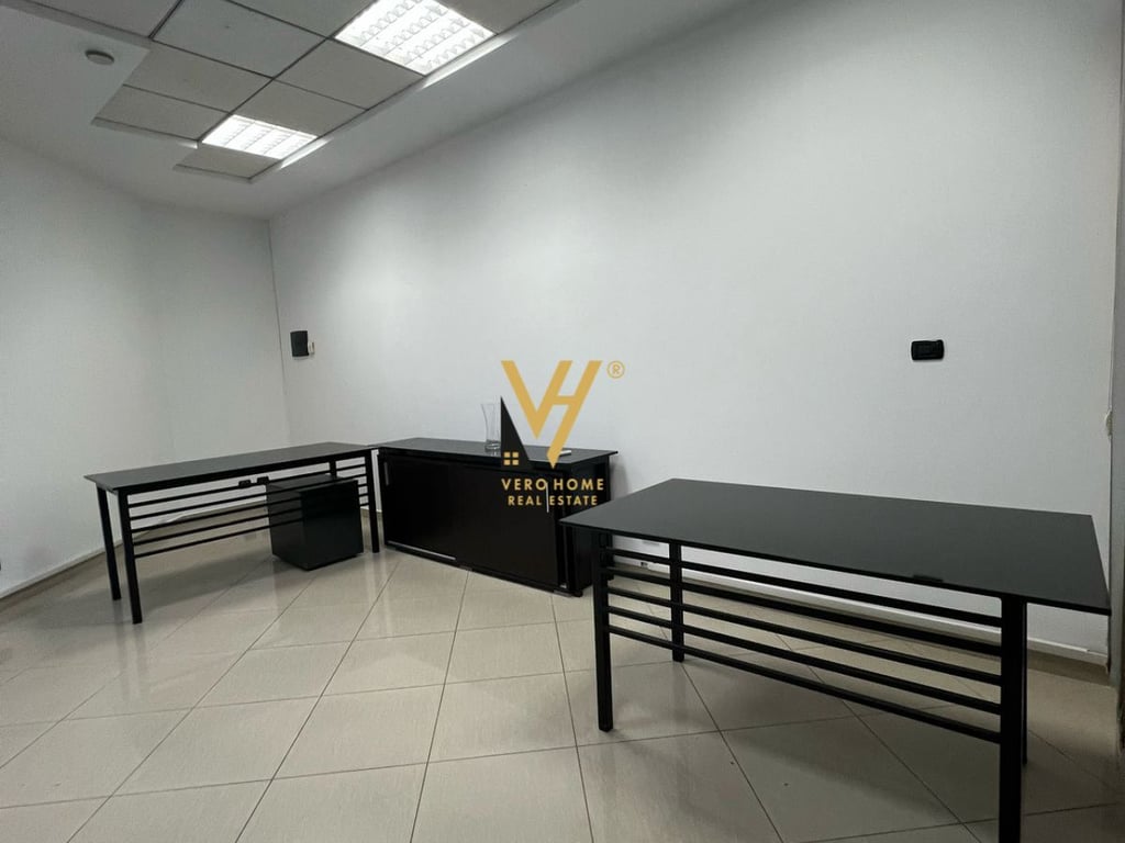 AFFITTASI AMBIENTE DI 30 M2 PRESSO LE TORRI GEMELLE 600 EURO