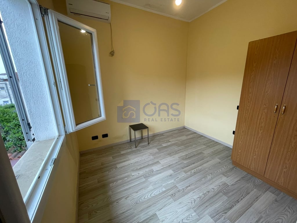 A two-story villa with a yard is for rent in Sauk.