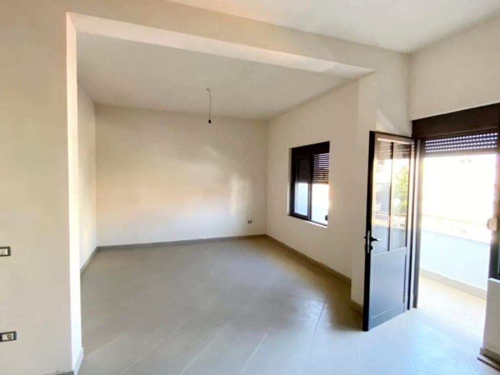 😍🏤A 4-story building is for sale by the road near "Supermarket Myftiu 2", a few meters from the main boulevard "Indrit Cara", Kavajë.