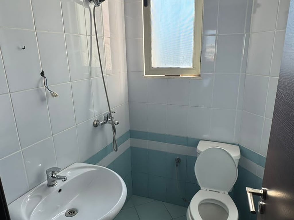 Affittasi appartamento 2+1, via Sali Nivica vicino al Mercato Elettrico Nuovo o alla strada di Elbasan. Prezzo: 400 mila lek.