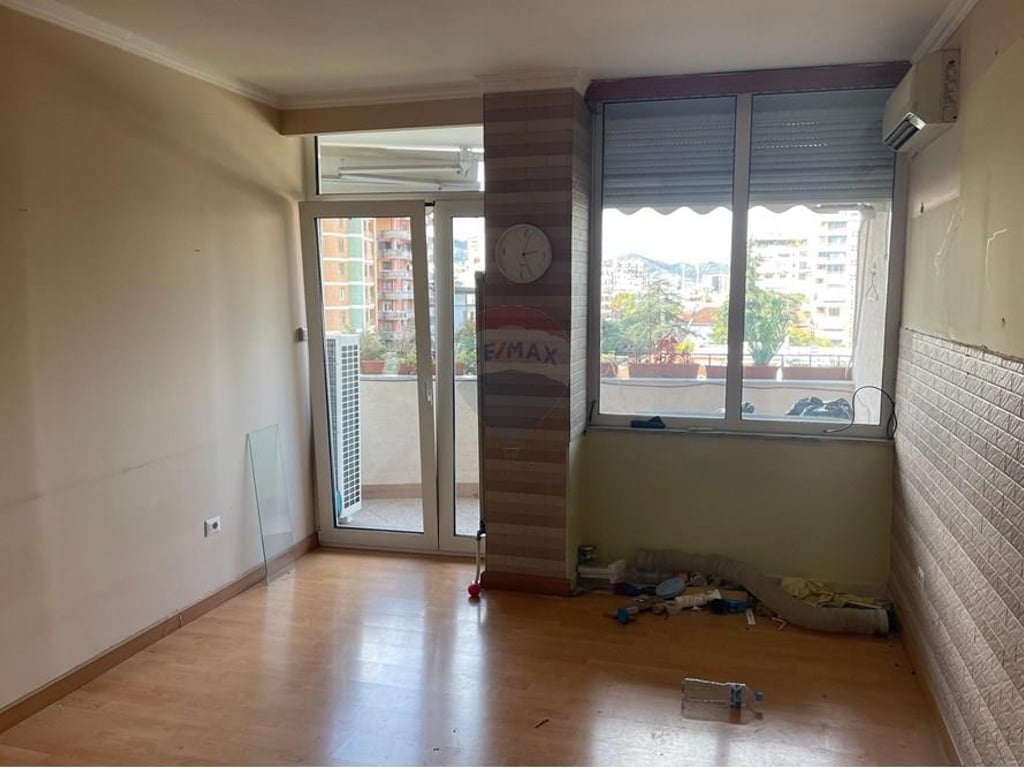 Apartament 3+1+2 per zyre me qira ne Bllok.