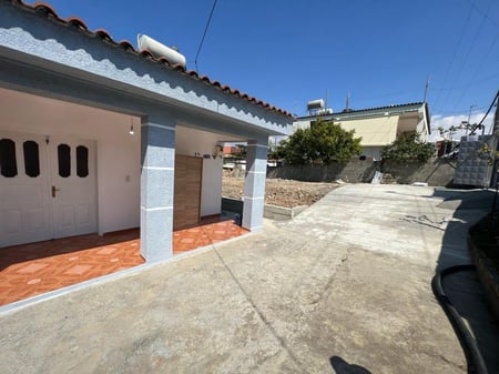 A one-story house with a shop and 13 parking spaces is for rent in Misto Mame.