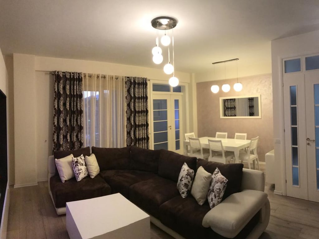 Apartament 2+1+2. Ndërtes e re. Në detaj e mobiluar.