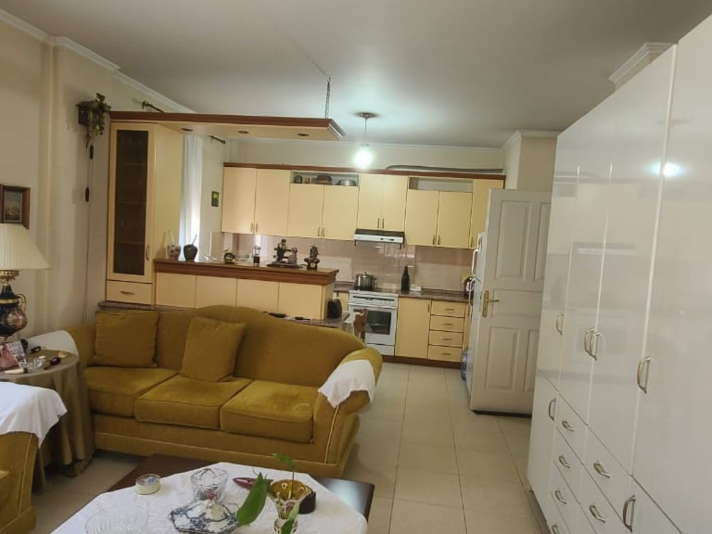 Shitet Apartament 2+1 tek Komuna e Parisit!