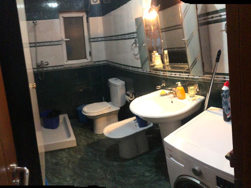 Jepet me qera apartament 3+1 ne Xhamllik!