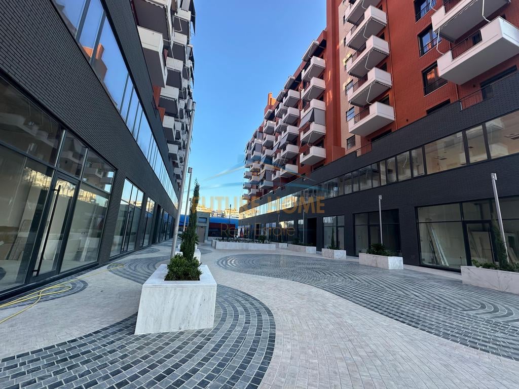 Vendesi appartamento con posto auto nel Complesso Delijorgji.