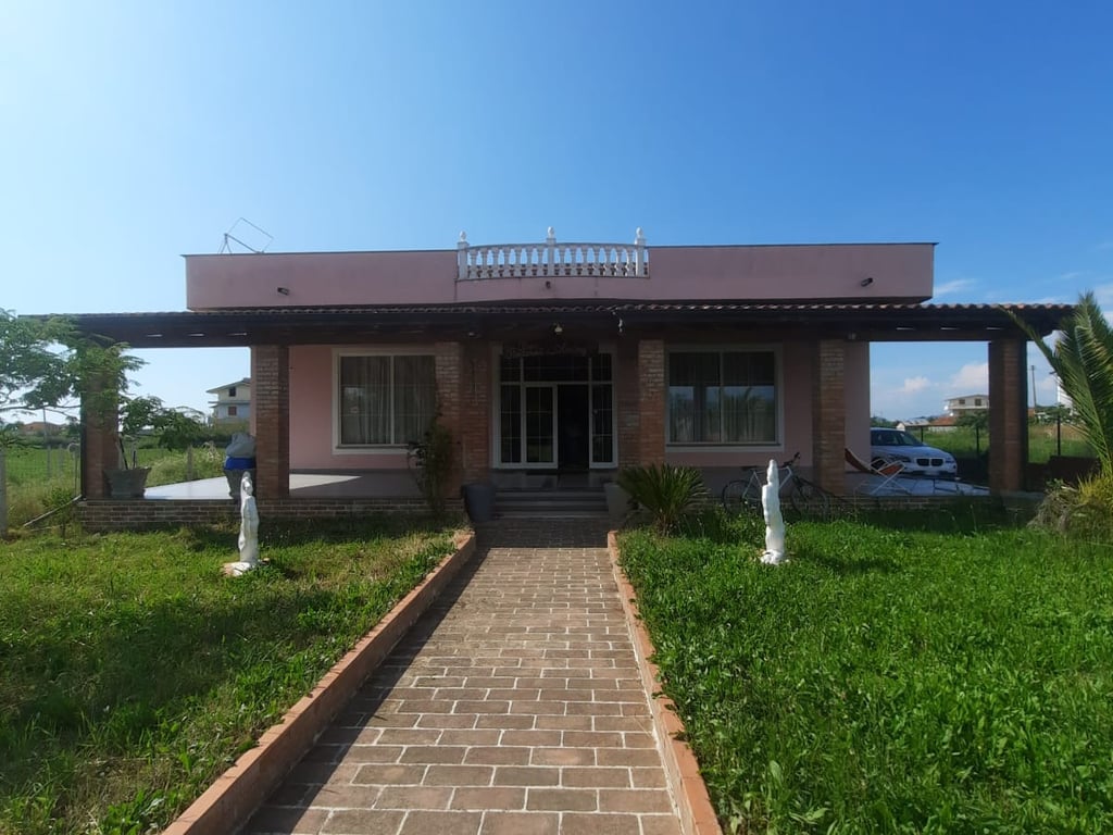 🔥Super property for sale, opportunity for agritourism🔥 Restaurant + 3500 m² of land for sale in Blerimaj, 2km from the Kavaje-Rrogozhine highway.