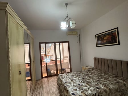 Affittasi appartamento 2+1 in Via 5 Maggio, dietro il Concord Center vicino al Big Market. Prezzo: 500 mila lekë.
