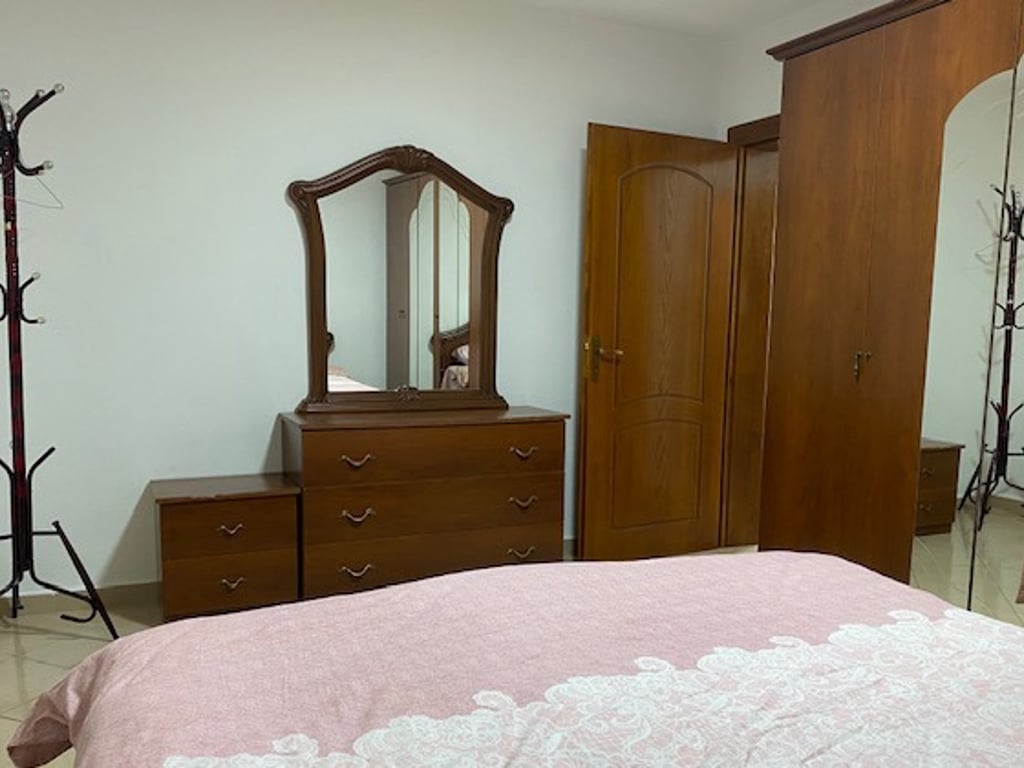 Affittasi appartamento 2+1, di fronte alla Pediatria, via Congresso di Manastir. Prezzo: 430 euro.