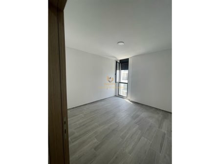 Si offre appartamento 3+1 in via 5 maggio.
