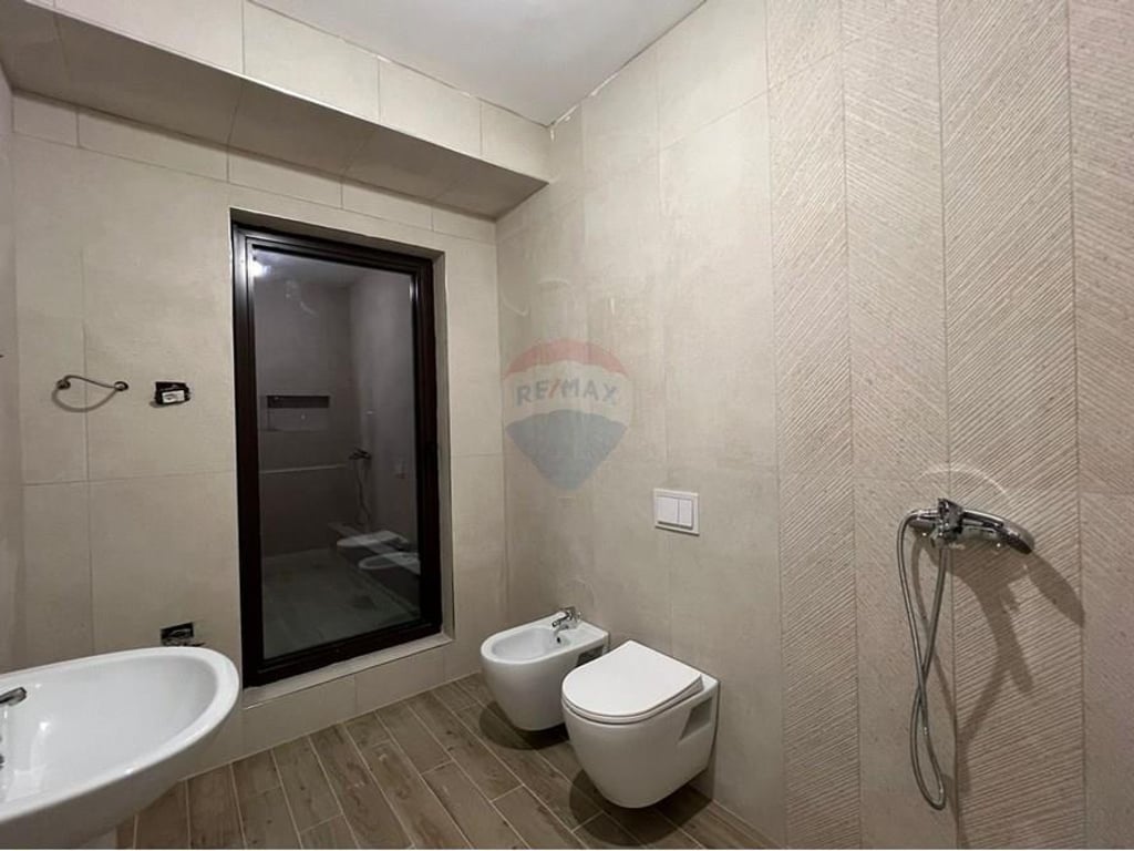 Apartment per qira Myslym Shyri, Albania