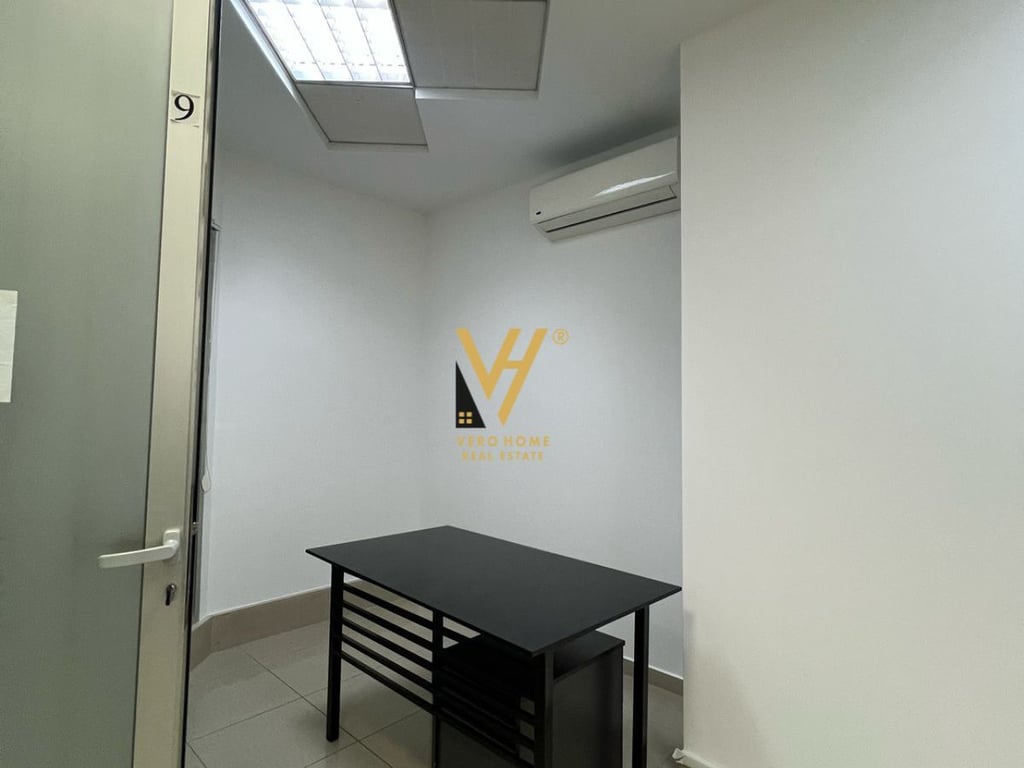 AFFITTASI AMBIENTE DI 30 M2 PRESSO LE TORRI GEMELLE 600 EURO