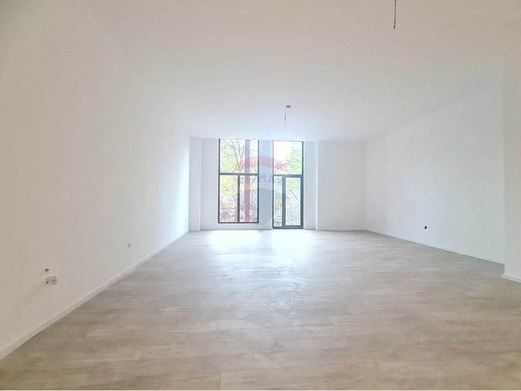 Ambient komercial ne shitje tek Rruga e Kavajes!