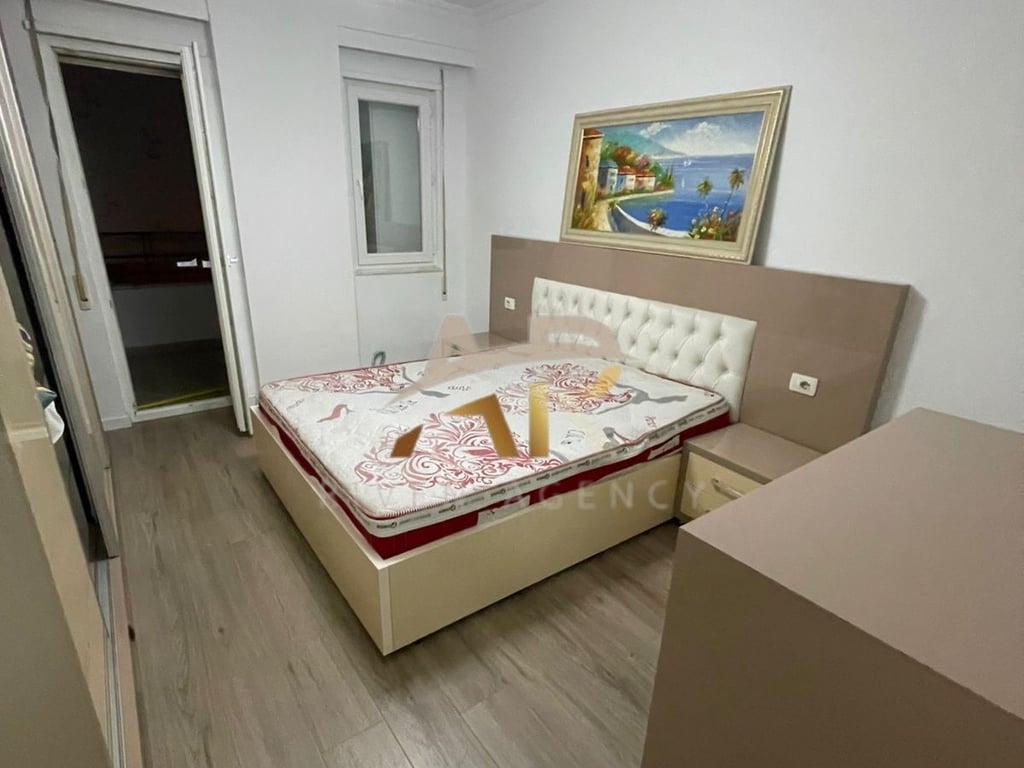 Jepet me qera apartament 1+1+p ne rrugen Bill Klinton, prane Market Coku