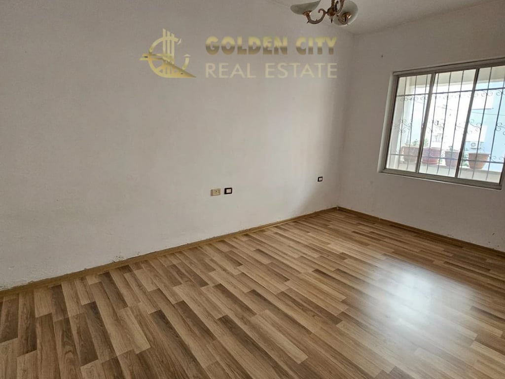Shitet Apartament 2+1 te stacioni trenit