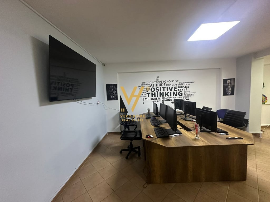 AFFITTASI UFFICIO 120 M2 PRESSO L'EX PARCO 900 EURO