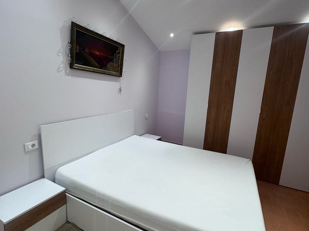 Jepet me qera Apartamenti 2+1+2+verande , Myslym Shyr prane Someg Cmimi: 650 mije leke ( ne cmim perfshihet dhe interneti i paguar per 1 vit)