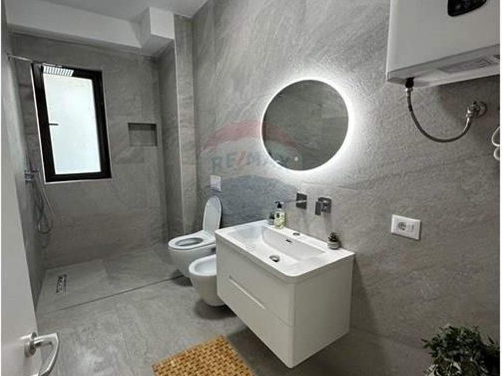 2+1 apartment for rent on Myslym Shyri Street!