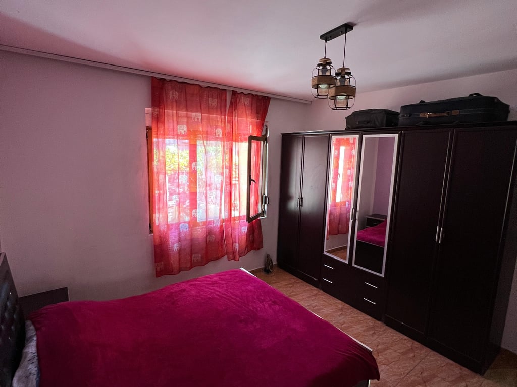 Jepet me qera Apartamenti 1+1 , Zogu i Zi prapa karburantit Er Petrol ( prapa Kompleksit Vizon Plus)  400 mije leke 