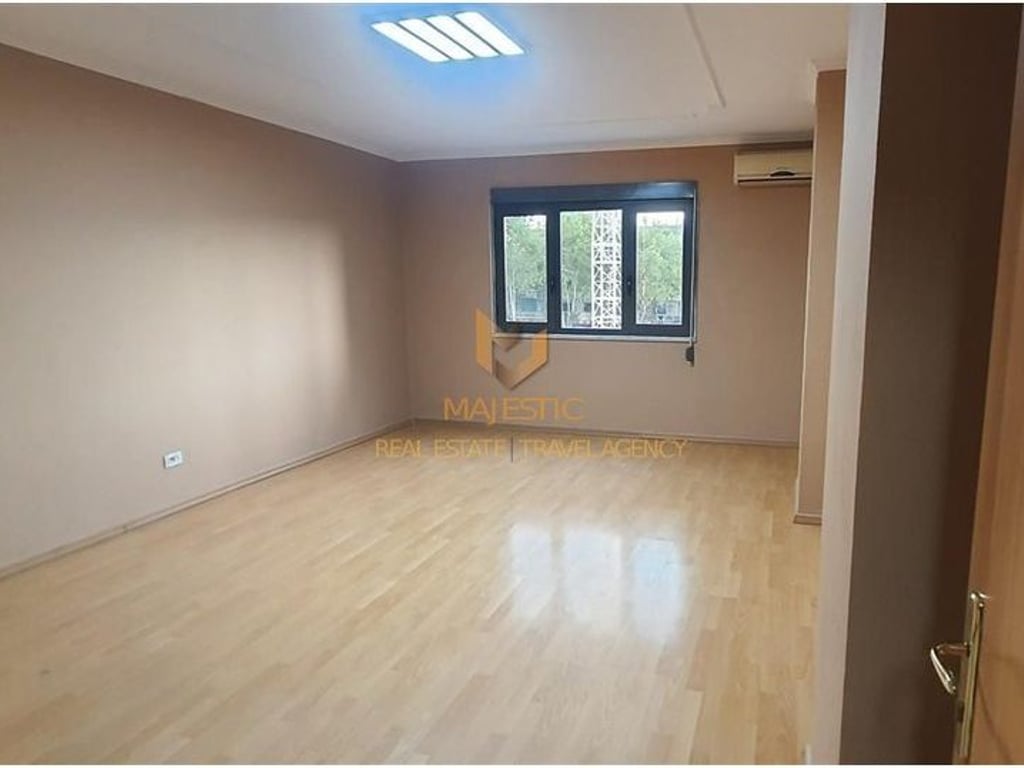 A 3+1+2 apartment is available for rent for offices in the center of Tirana, Rruga Kavajës.