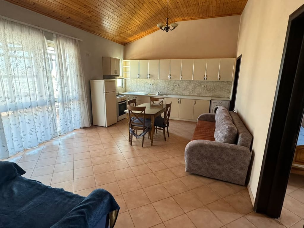 Affittasi appartamento 2+1, via Sali Nivica vicino al Mercato Elettrico Nuovo o alla strada di Elbasan. Prezzo: 400 mila lek.