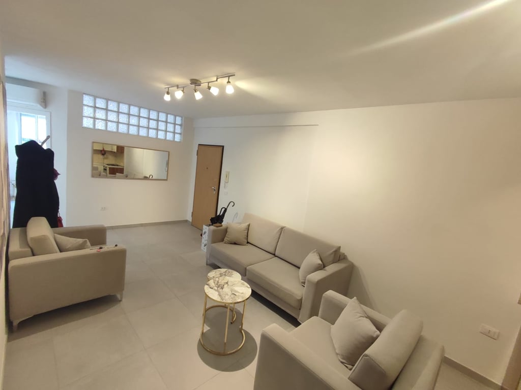 Jepet me qera apartament 2+1 ne Myslym Shyri,per zyra ose banim