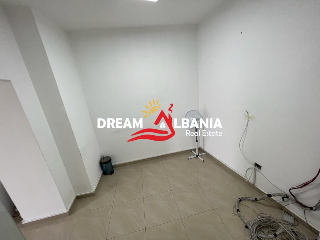 Zyre me qera tek Komuna e Parisit, prane Stadiumit Dinamo ne Tirane (ID 4261903)