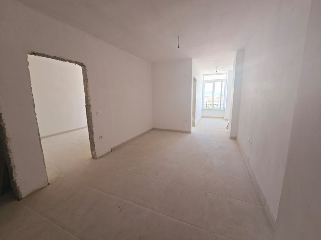 SHITET APARTAMENT 2+1 PRANE UJËSJELLËSIT , DURRËS 