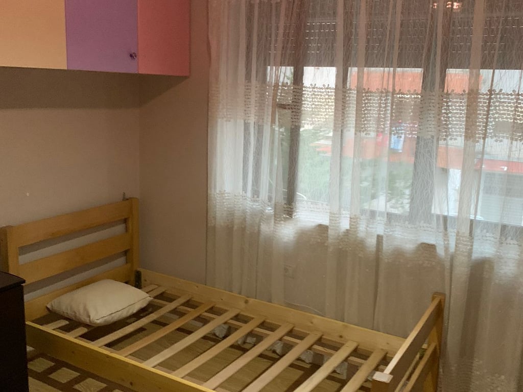 Affittasi appartamento 3+1, Xhamllik presso Piazza Shtraus Prezzo: 500 euro