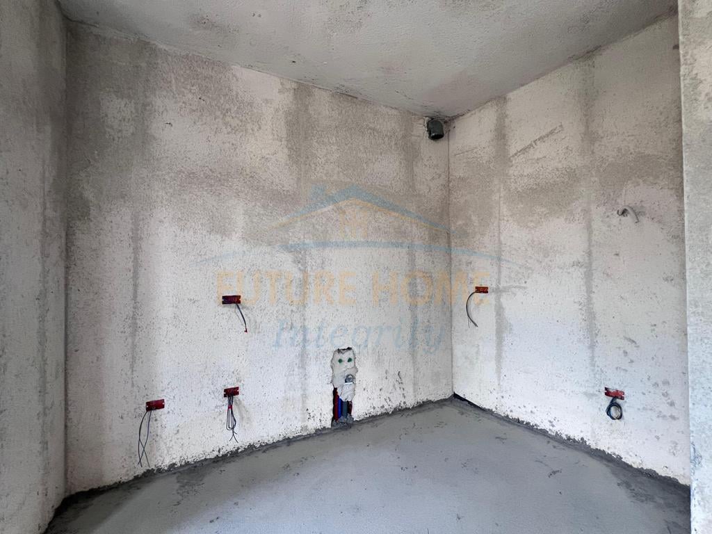 Shitet apartament 1+1 Ish Tregu Elektrik