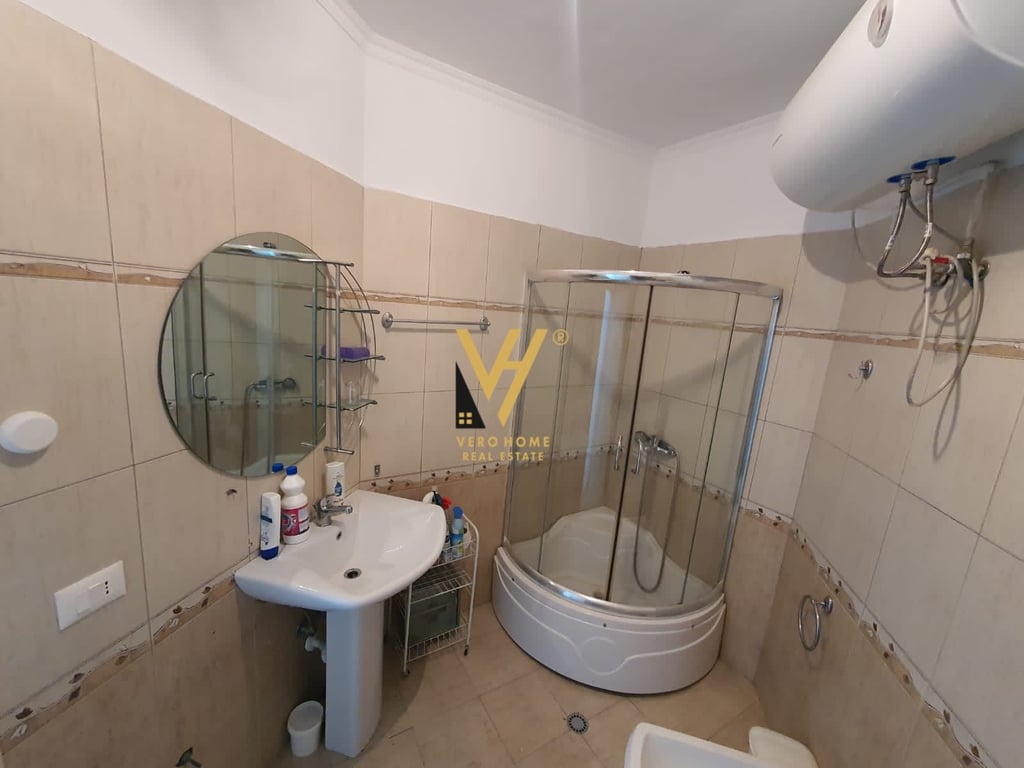 JEPET APARTAMENT 3+1+2 ME QERA TE KOMUNA E PARISIT 700 EURO