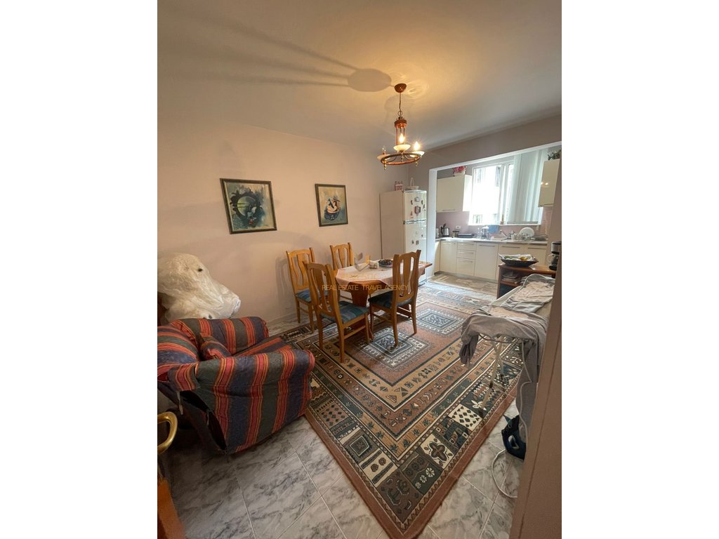 Vendesi appartamento 3+1 al Mozaiku di Tirana per 180000 euro.