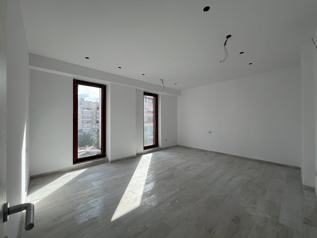 RENTAL SPACE OF 156 M2 - MAIN ROAD RR. KAVAJES