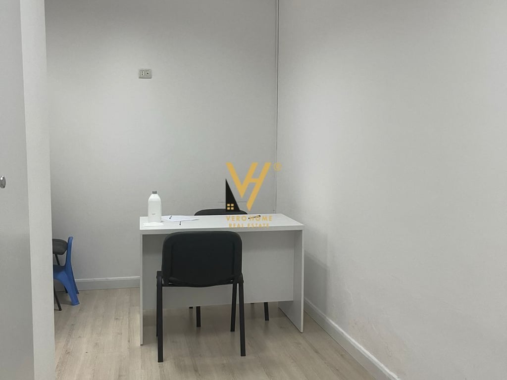 BUSINESS SPACE FOR SALE 32M2 IN SELVIA 92,700 EURO