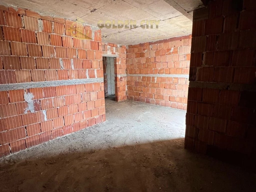 Shitet apartament 1+1+garazh golem