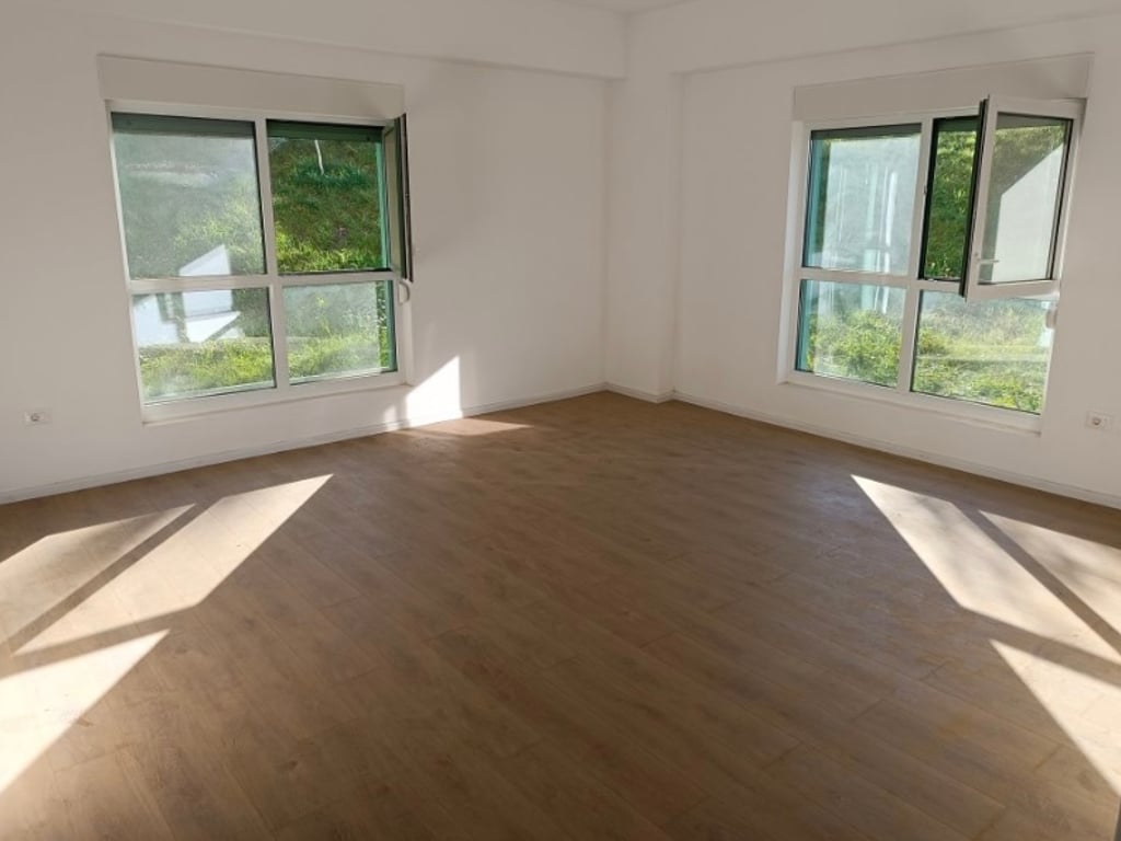 Tirane, jap me gera per zyre ose biznes, garsoniere Kati 0, 47 ma 250 € (rezidenca KAlMI rr. Pasho Hysa, mbi Mangalem 21 te Ali Demi)