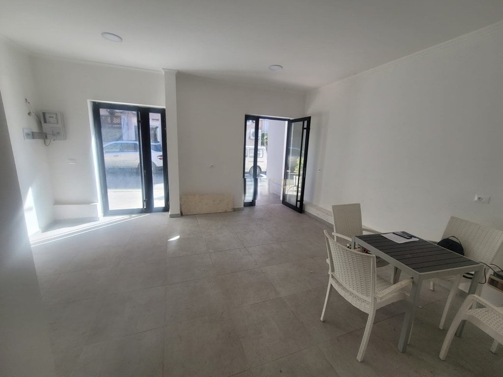 AFFITTASI NEGOZIO LUNGO L'ASSE STRADALE. 33M2 250 € /Mese