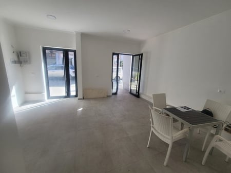 JEPET DYQAN ME QERA ANES AKSIT RRUGOR. 33M2 250 € /Muaj