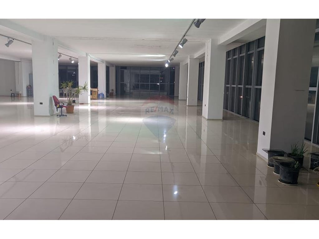 Showroom for rent on the Tr-Dr Highway