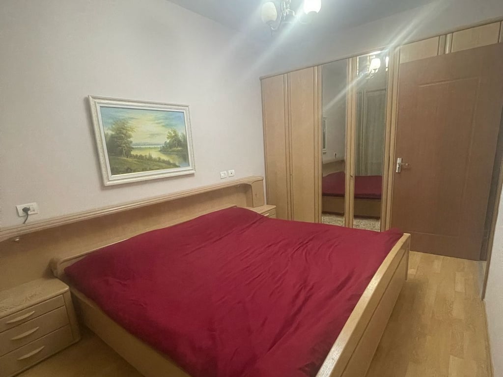 Jepet me qera Apartamenti 2+1, rruga Besim Alla prane pallateve Cabej ( Yzberisht)  Cmimi: 450 euro 