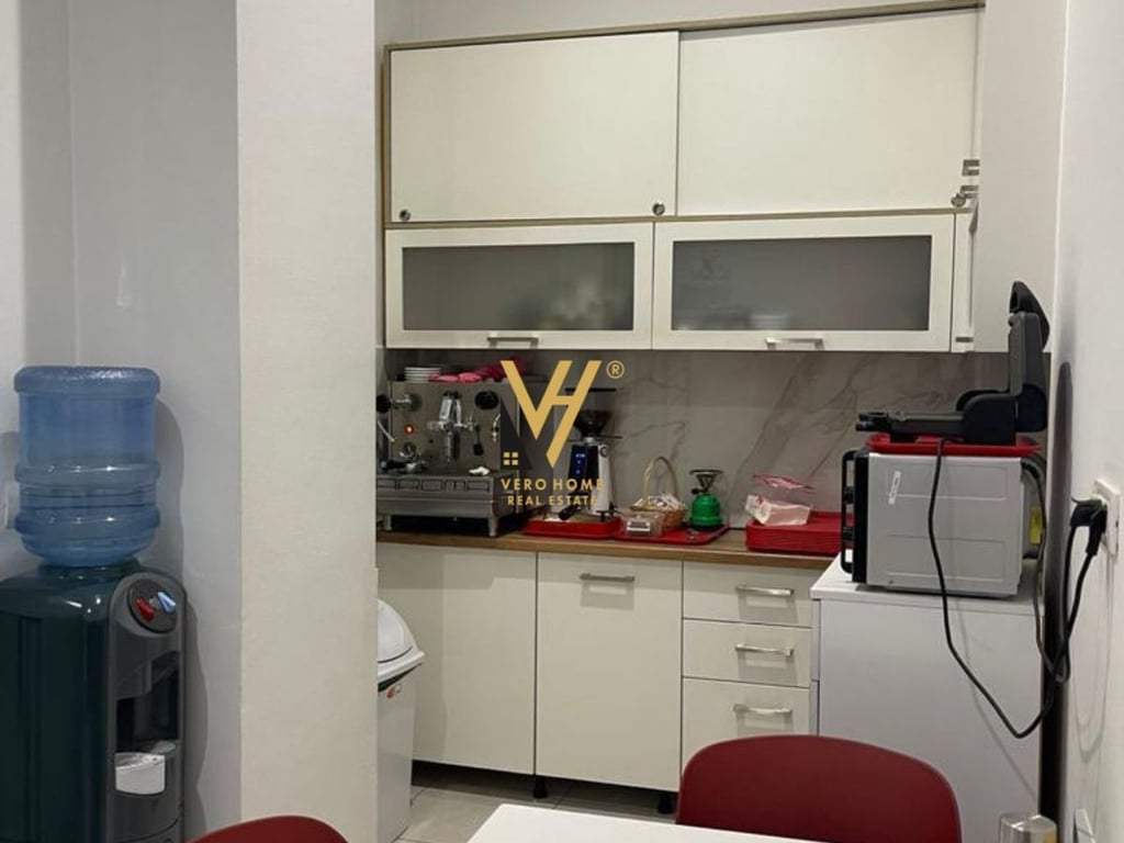 JEPET ZYRE 300 M2 ME QERA NE BLLOK 4.000 EURO