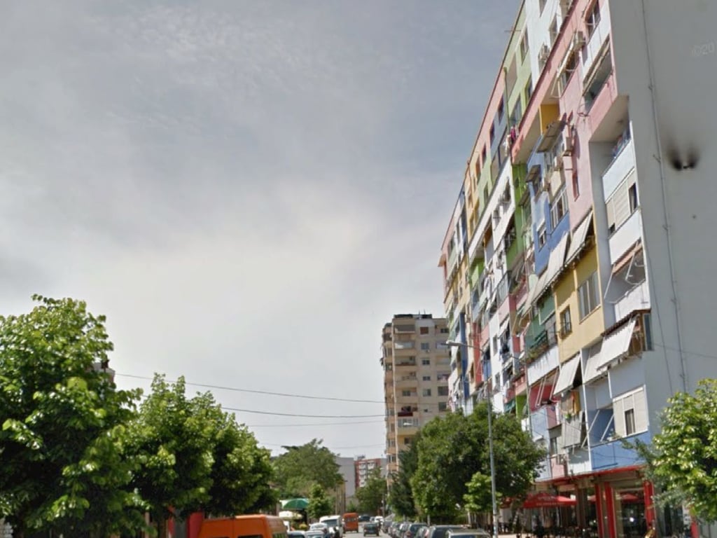 In affitto appartamento 2+1+2+3 con balcone in via 21 Dicembre