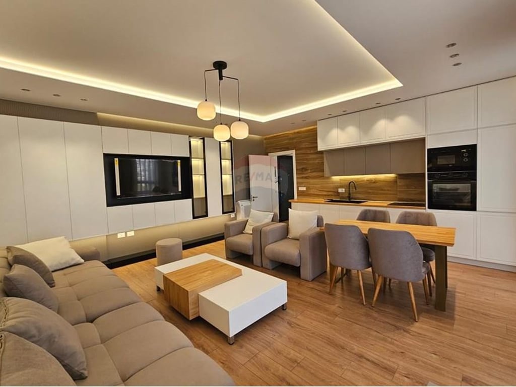 1+1 apartment for rent on Bulevardi i Ri!