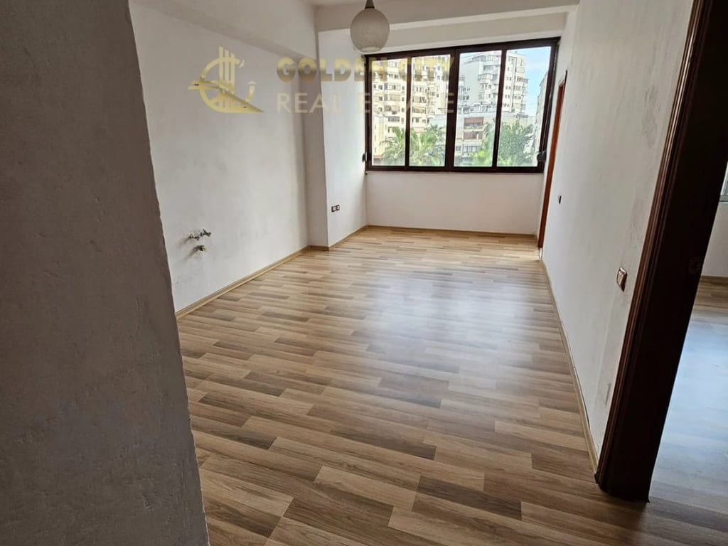 Shitet Apartament 2+1 te stacioni trenit