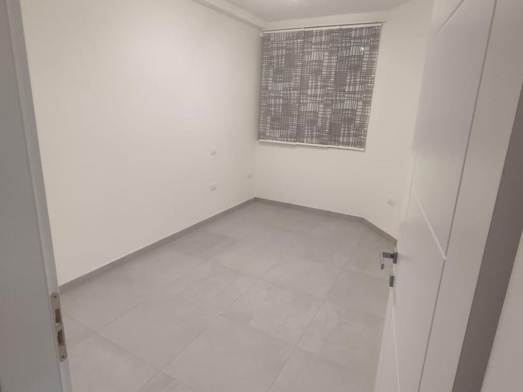 Jepet me qera apartament 2+1 ne Myslym Shyri,per zyra ose banim