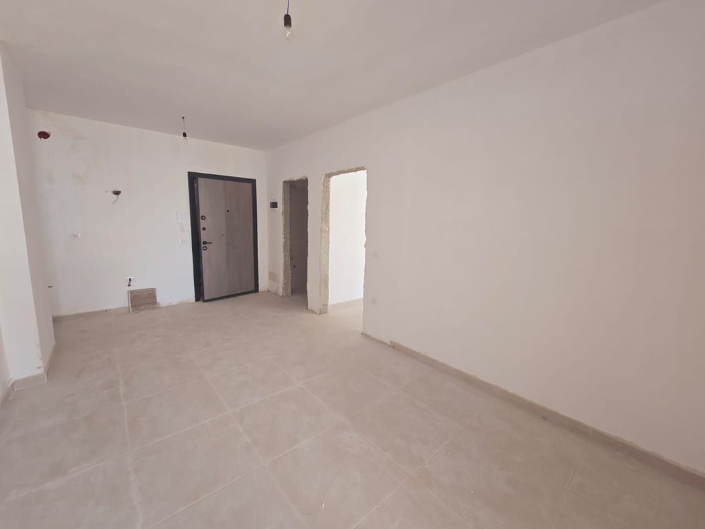 SHITET APARTAMENT 2+1 PRANE UJËSJELLËSIT , DURRËS 