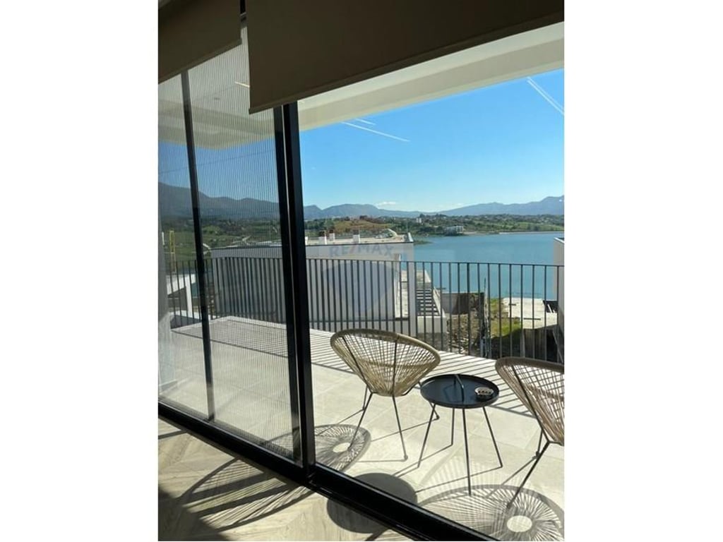 VILË LUKSOZE NË FARKË, ME PAMJE NGA LIQENI