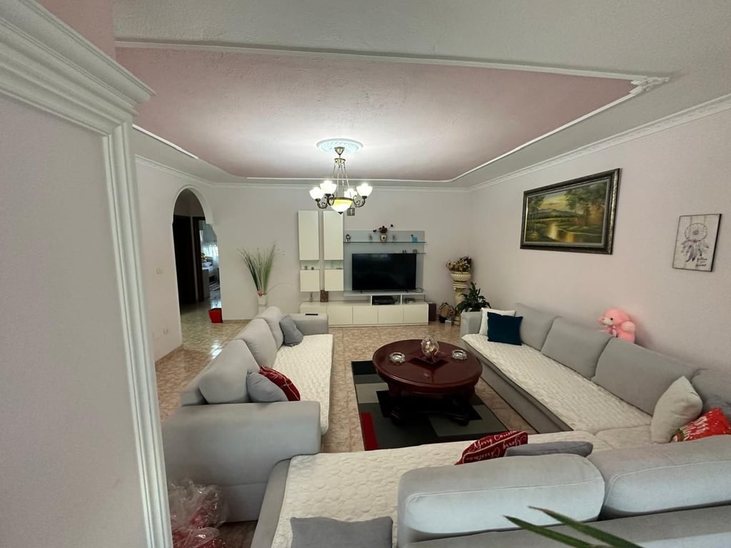 Apartament 2+1+2 për qira tek Pallati me Shigjeta